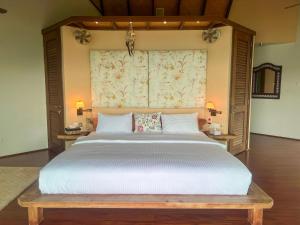 En eller flere senge i et værelse på Hornbill Estate, Private Beachfront + 29 billeder