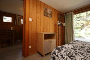 une chambre avec un lit et un mur en bois dans l'établissement Appartement 2 pers hyper centre Chamonix, à Chamonix-Mont-Blanc