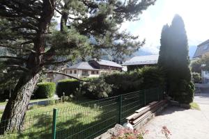 une clôture et un banc devant une maison dans l'établissement Appartement 2 pers hyper centre Chamonix, à Chamonix-Mont-Blanc