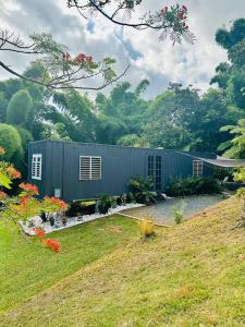 a modular house in the middle of a yard at Casa Vagon Isla Bendita in La Gonzalez