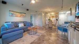 TV a/nebo společenská místnost v ubytování Beachfront Patio w Dune View 2 Pools Pickleball Cravin Waves by AvantStay