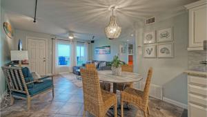 Posezení v ubytování Beachfront Patio w Dune View 2 Pools Pickleball Cravin Waves by AvantStay