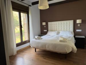 En eller flere senge i et værelse på El Roble, casitas rurales