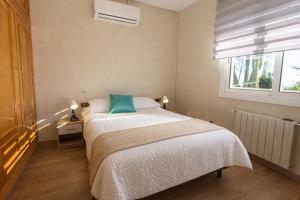 Кровать или кровати в номере Catalunya Casas Stunning Villa with private pool 33 km to Barcelona +30 фотографий