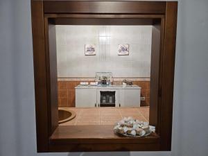 vista su un bagno con lavandino e tavolo di La Casa de Monica ad Aracena