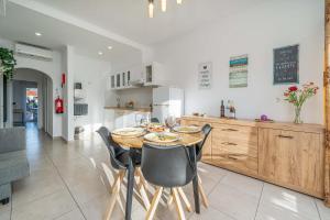 una cucina con tavolo e sedie in legno di Sunlit Balcony & Open Space Flat by HostWise a Vale de Pedras