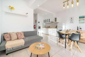 un soggiorno e una cucina con un divano e un tavolo di Sunlit Balcony & Open Space Flat by HostWise a Vale de Pedras