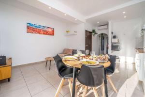 una sala da pranzo e una cucina con tavolo e sedie di Sunlit Balcony & Open Space Flat by HostWise a Vale de Pedras