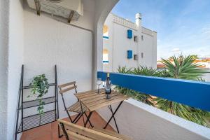 balcone con tavolo in legno e 2 sedie di Sunlit Balcony & Open Space Flat by HostWise a Vale de Pedras Altre 7 foto