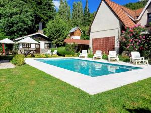 圣马丁德洛斯Apart Rose Garden的院子里的游泳池