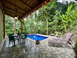 Bazén v ubytování Renovated Casa Heron 3BR Private Pool near MA nebo v jeho okolí