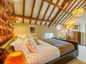 une chambre avec un lit et un mur de briques dans l'établissement 6 Bed in Newcastle Upon Tyne oc-87253, à Dalton