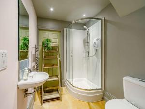 une salle de bain avec douche et lavabo dans l'établissement 6 Bed in Newcastle Upon Tyne oc-87253, à Dalton 68 autres photos