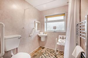 bagno con lavandino e finestra. di 2 Bed in Snettisham oc-s28186 a Snettisham Altre 34 foto