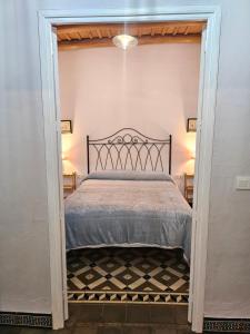 una camera da letto con un letto in una stanza di La Casa de Monica ad Aracena