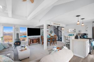 ein Wohnzimmer mit einem Sofa und eine Küche mit einem Tisch in der Unterkunft Island SunRise in Plum Island