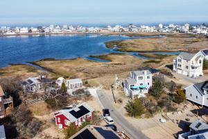 eine Luftaufnahme einer Stadt mit Häusern und Wasser in der Unterkunft Island SunRise in Plum Island