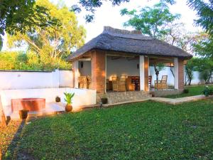 En have udenfor The Bay Cottage 4BR Retreat in Cape Maclear