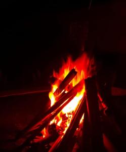 a fire pit with a spatula on top of it at ECOHostal Las Hamacas el colibrí in Villamaría