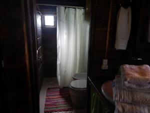 Et badeværelse på Cabañas El Atalaya + 41 billeder