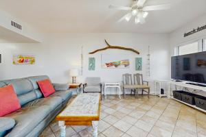 ein Wohnzimmer mit Sofa und Flachbildfernseher in der Unterkunft Waters Edge 501 in Fort Walton Beach