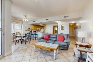 ein Wohnzimmer mit Sofa und Tisch in der Unterkunft Waters Edge 501 in Fort Walton Beach