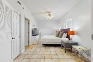 ein Schlafzimmer mit einem Bett und einem Fernseher darin in der Unterkunft Waters Edge 501 in Fort Walton Beach + 14 Fotos