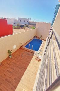 Un balcón con piscina en lo alto de un edificio. en Wave Riders Hostel, en Mirleft