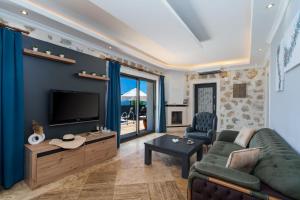 a living room with a couch and a tv at Villa Safi in İslâmlar