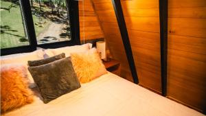 En eller flere senge i et værelse på Refugio Cascata das Hortensias