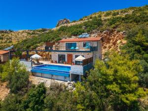 an aerial view of a house with a swimming pool at Villa Safi in İslâmlar