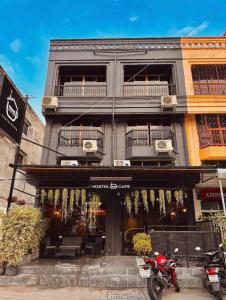 南芭堤雅Hostel Friends Station & Cafe的停在大楼前的摩托车