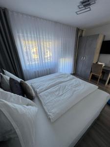 een slaapkamer met een groot wit bed met een raam bij Appartement Sami in Altenmarkt im Pongau