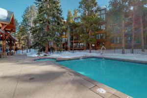 una piscina di fronte a un edificio di Breckenridge Bliss Retreat a Breckenridge