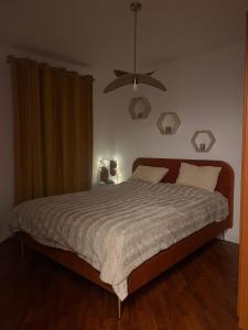 ein Schlafzimmer mit Bett und Deckenventilator in der Unterkunft Arena Royal Suite in Bacău