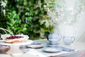 une table avec des tasses et des assiettes bleues et blanches dans l'établissement B&B The Herring's Residence, à Bruges