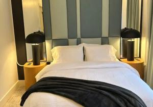 ein Schlafzimmer mit einem Bett mit zwei Lampen an Tischen in der Unterkunft Symons Block Suite 4 in Spokane