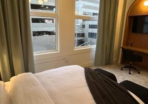 Postel nebo postele na pokoji v ubytování Symons Block Suite 4