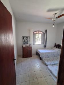 Ένα ή περισσότερα κρεβάτια σε δωμάτιο στο Casa completa Aceita Pet, área Para Fumante há 13 km de Cabo Frio