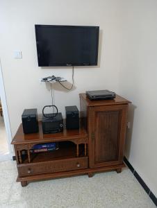 un centro de entretenimiento con TV de pantalla plana en la pared en Beautiful cozy house in Constantine with amazing views, en Constantina