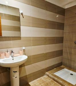 un baño con lavabo y espejo en Sunset Ocean View, en Rabat