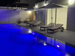 Swimmingpoolen hos eller tæt på Vacation unit in villa with heated pool and sauna יחידת נופש בוילה עם בריכה מחוממת