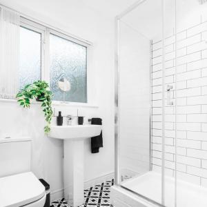 Et badeværelse på Four Bed House - Garden - Parking - Speed Wi-Fi 75CMR + 51 billeder