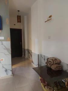 een woonkamer met een bank en een spiegel bij Luxury Studio in Hurghada