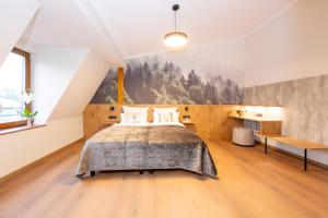 een slaapkamer met een bed en een schilderij aan de muur bij Waldhotel Hohe Sonne in Eisenach