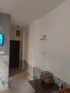 een woonkamer met een bank en een tv aan de muur bij Luxury Studio in Hurghada