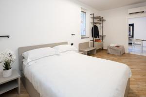 een slaapkamer met een groot wit bed met witte kussens bij Prince Residence in Castellammare di Stabia +17 foto's