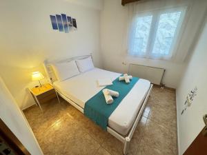 a bedroom with a bed with two towels on it at Dimado Family in Kavála