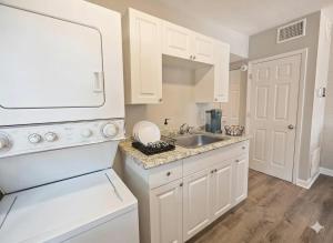 Køkken eller tekøkken på Amazing 2BR Easy Access to Disney, Universal Stu, SODO & ORMC