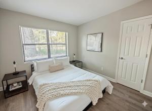 En eller flere senge i et værelse på Amazing 2BR Easy Access to Disney, Universal Stu, SODO & ORMC